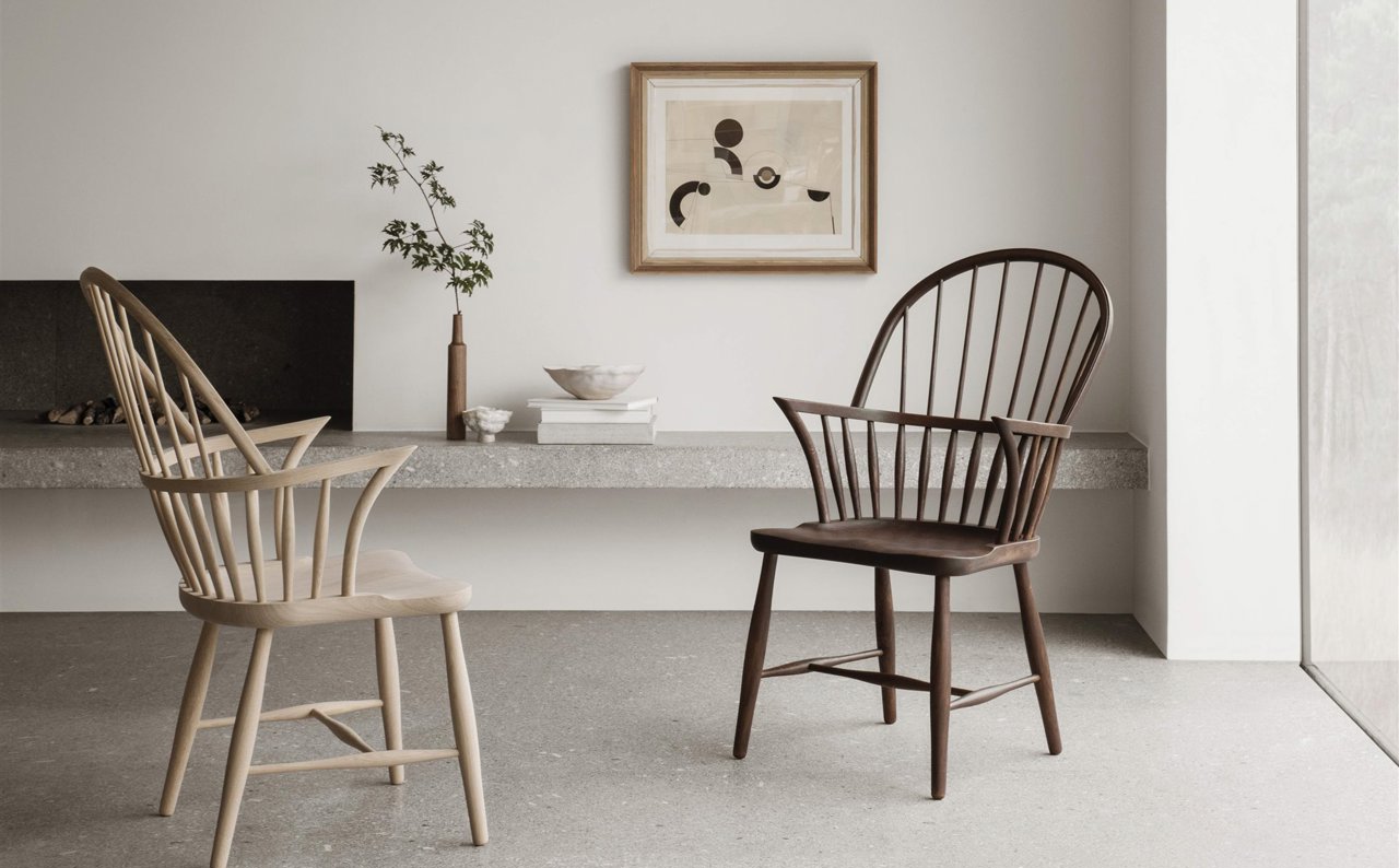 Salón minimalista en blanco con dos sillas de madera
