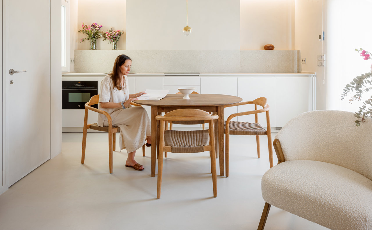 Minimalismo y colores neutros, todo está pensado para invitar a los huéspedes a que disfruten de la paz del apartamento.
