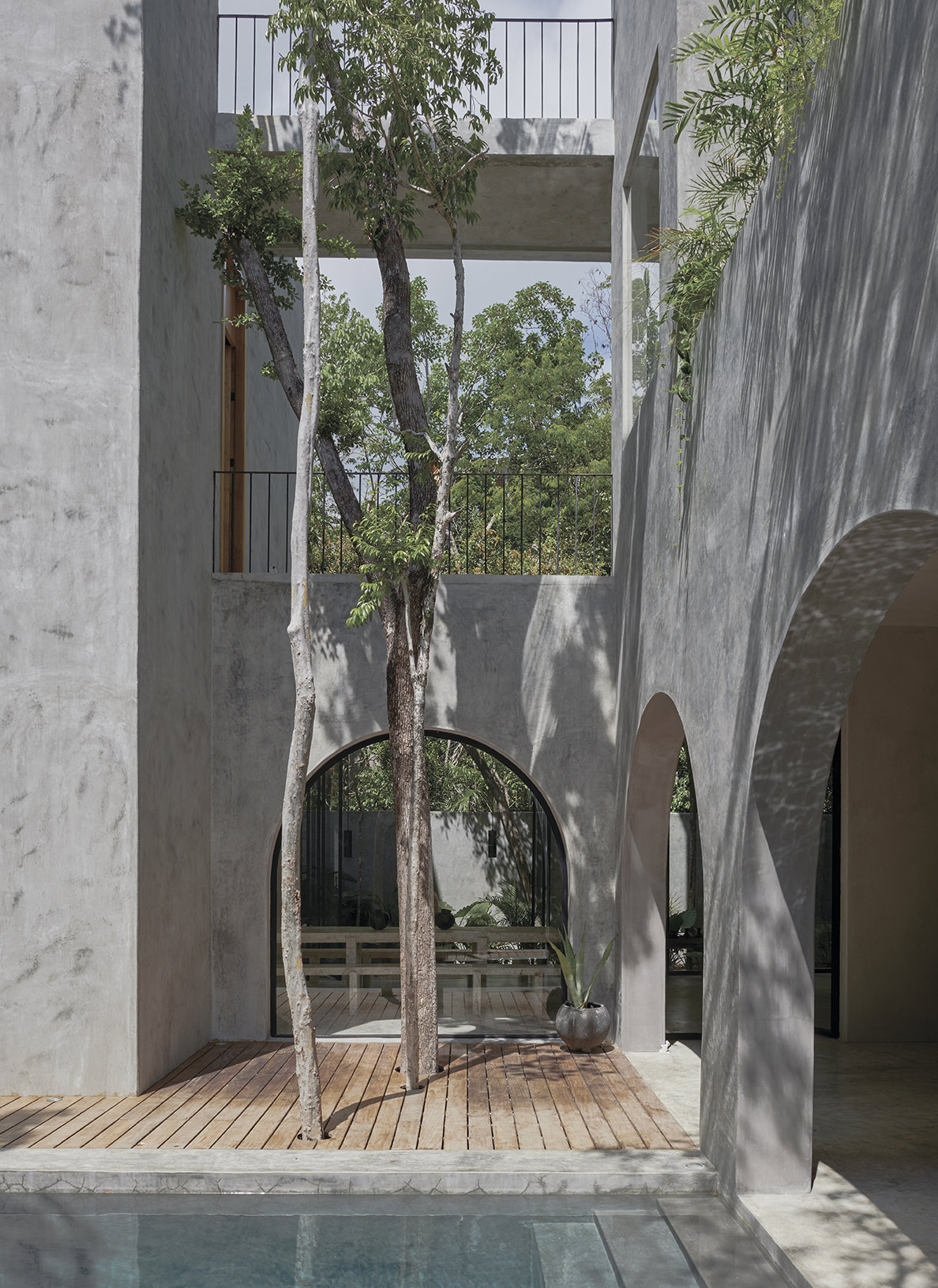 Inmersa en la selva de Tulum, México, esta casa cumple con los preceptos del nuevo brutalismo tropical. 