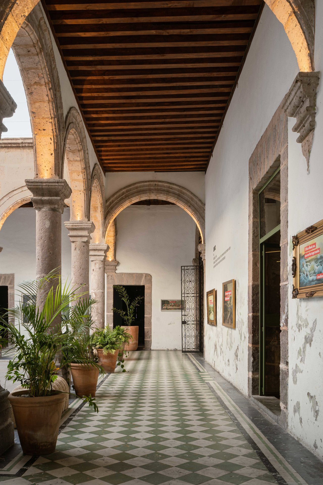 Los comensales acceden al restaurante a través de una galería.