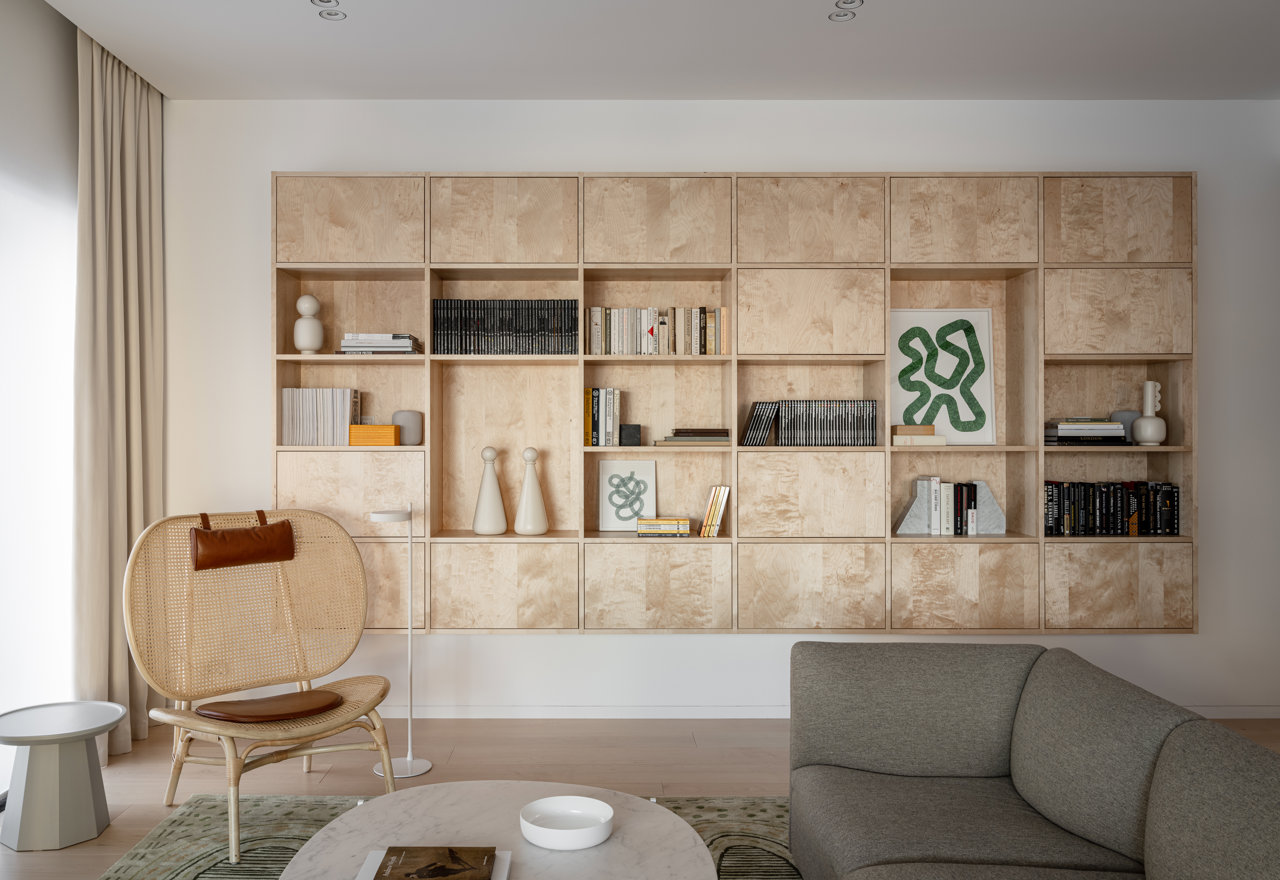 El minimalismo y la calidez se dan la mano en este elegante piso de colores suaves