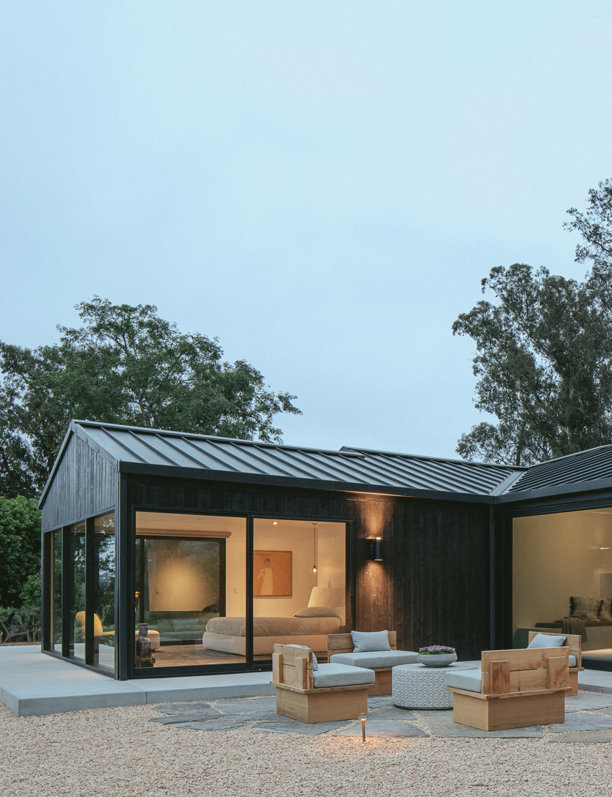 La cabaña perfecta: madera negra por fuera, grandes ventanales y un interior luminoso
