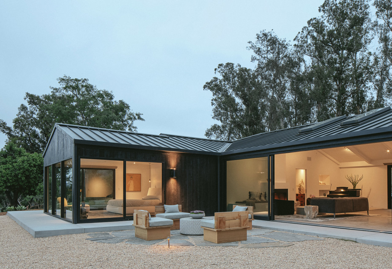 La cabaña perfecta: madera negra por fuera, grandes ventanales y un interior luminoso