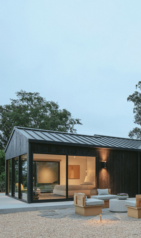 La cabaña perfecta: madera negra por fuera, grandes ventanales y un interior luminoso