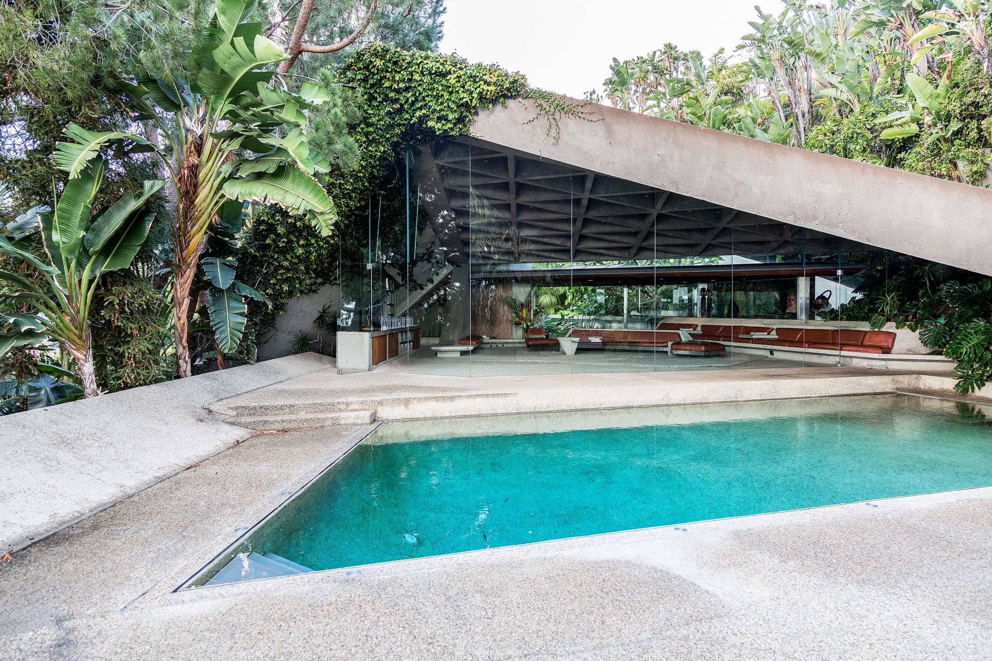 Casa con piscina y hormigón John Lautner