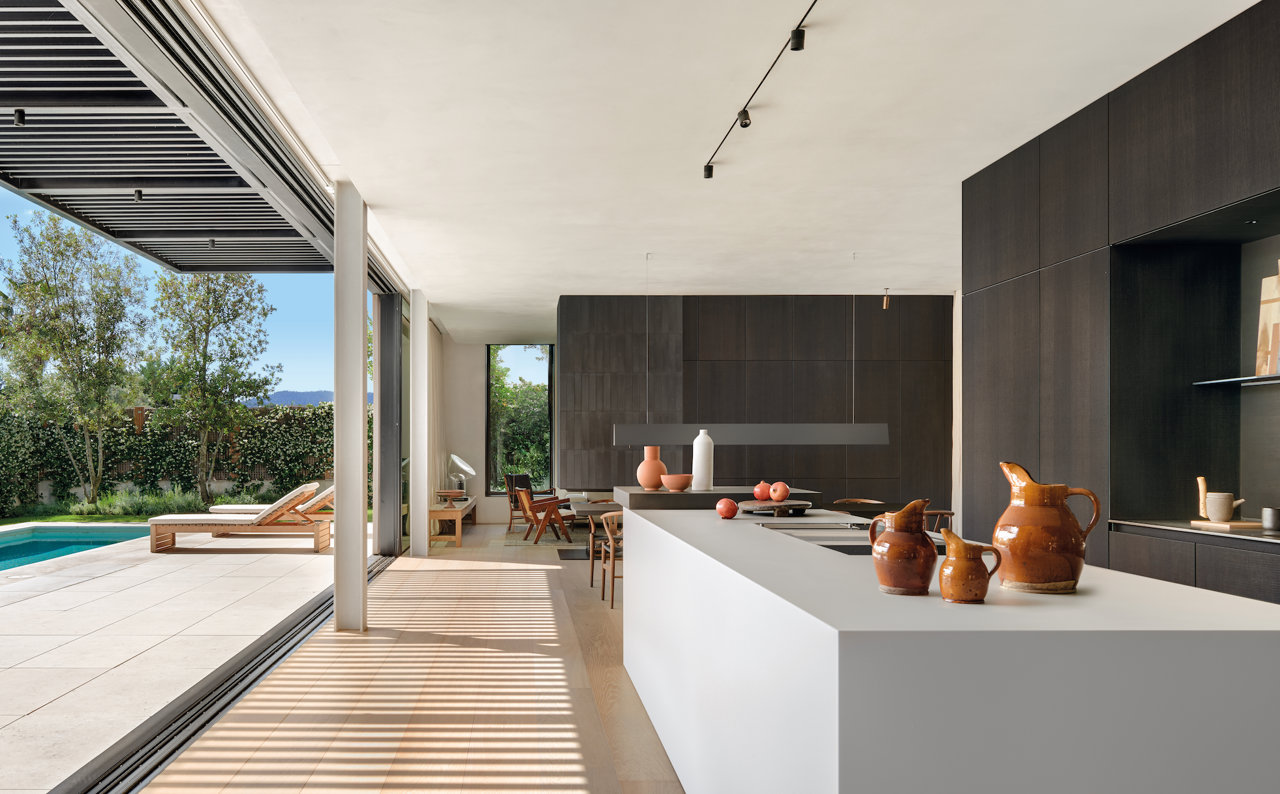 La cocina es el corazón de la casa, un diseño de la propietaria a partir del sistema b3 de bulthaup, con isla monobloque con laminado canteado láser en una sola pieza y columnas de roble natural oscuro aserrado. Carpintería metálica, del fabricante Vitrocsa. 