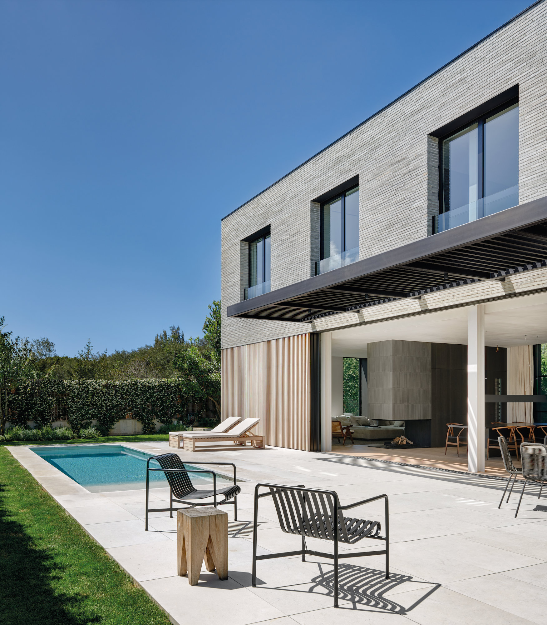 La fachada está realizada con ladrillos diseñados por Peter Zumthor para Petersen. Carpinterías de Technal. En la terraza, sillas Palissade, de los Bouroullec para Hay; taburete Backenzahn, de Philipp Mainzer para e15, y tumbonas BK14, de Bodil Kjaer para Carl Hansen & Søn, en bulthaup Sant Cugat.