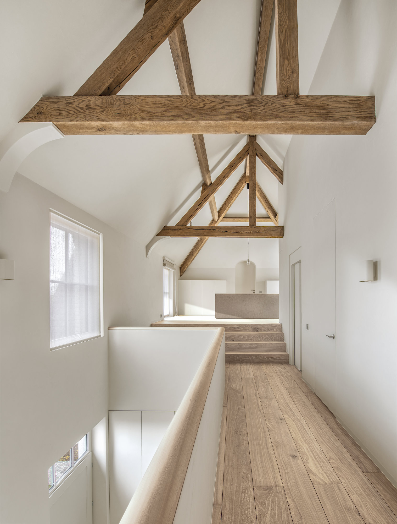 Pasillo con vigas de madera. 