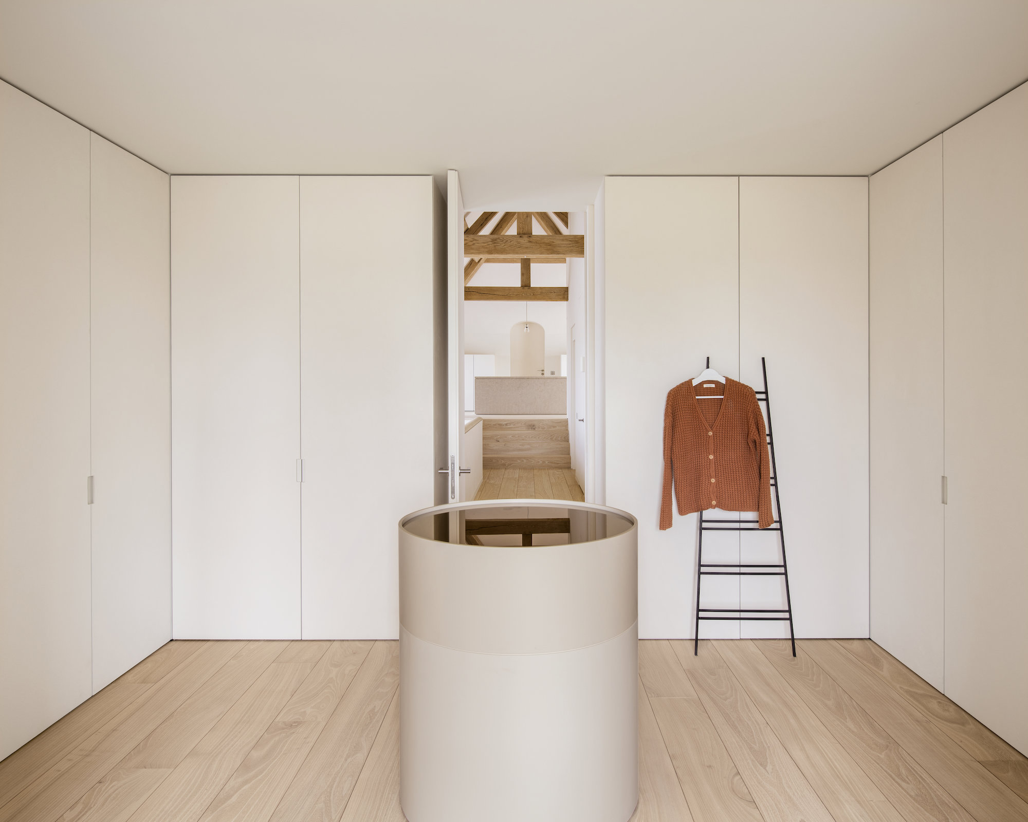 Vestidor con muebles blancos y tiradores sencillos. 