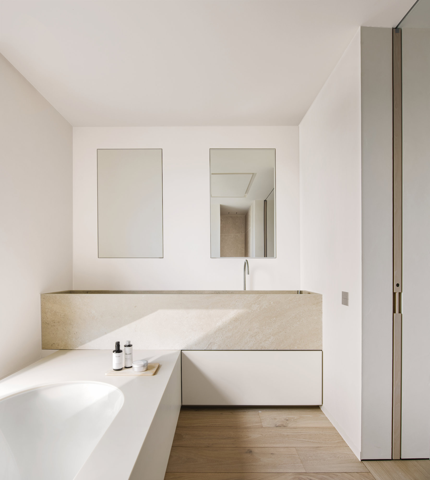 Baño moderno con lavabo de piedra acrílica. 
