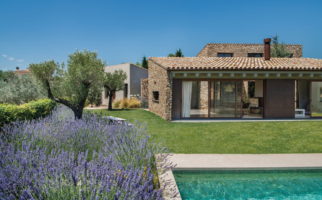 El paisajismo de plantas autóctonas y la piscina son diseño de las arquitectas.