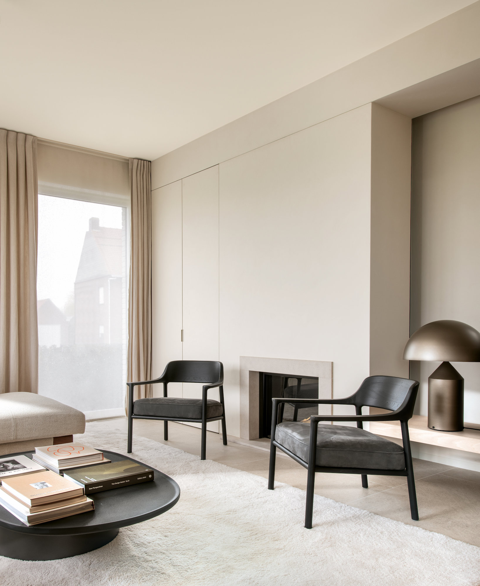 Salón moderno con armarios empotrados y chimenea. 