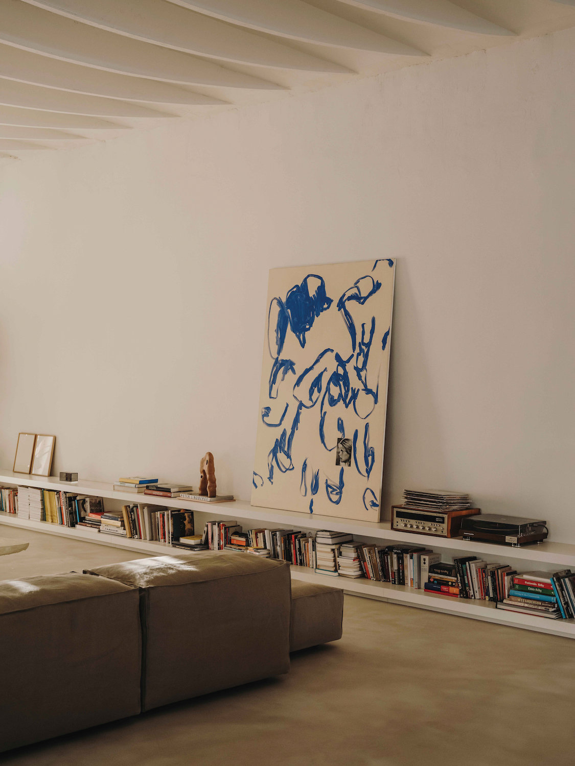 En el salón, sofá Extrasoft, de Piero Lissoni para Living Divani, en Minim Barcelona, y cuadro S/T, de Albert Riera Galcerán. Fotos: Salva López