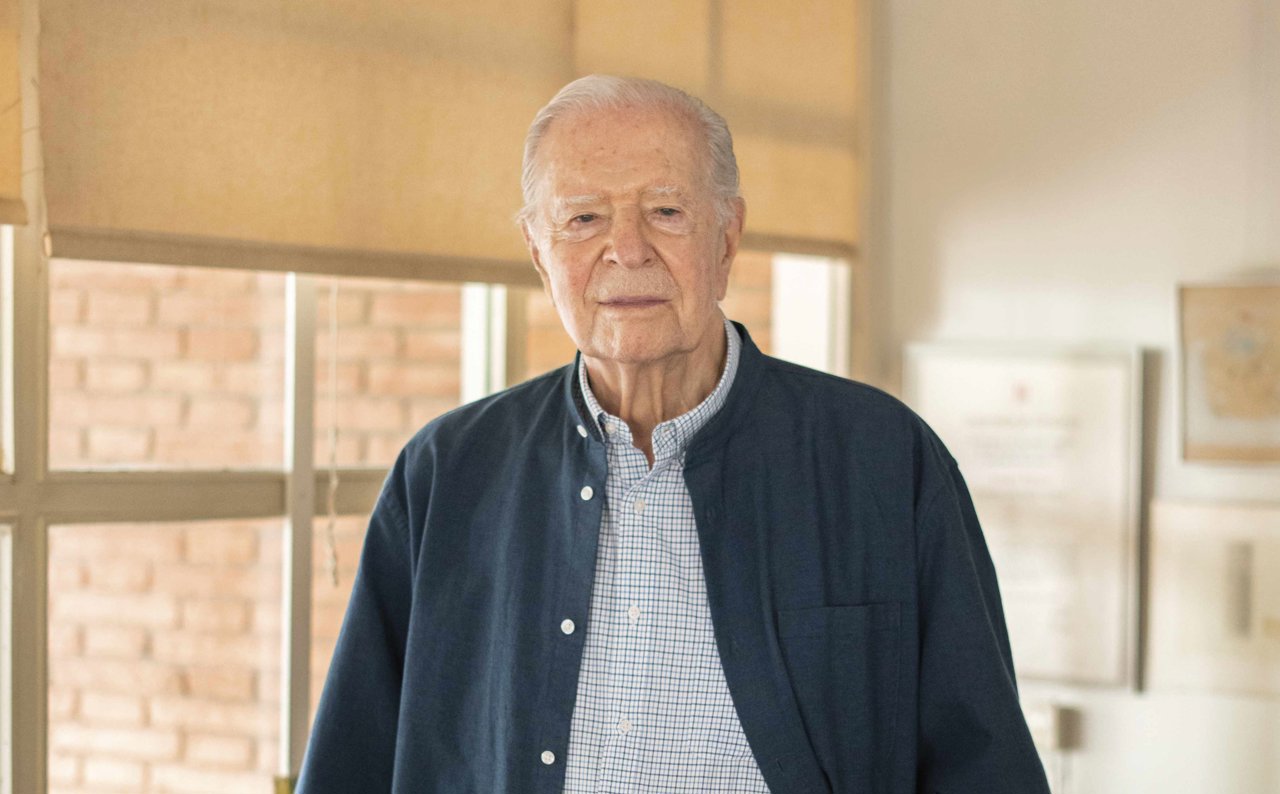 El veterano André Ricard en su estudio de Barcelona