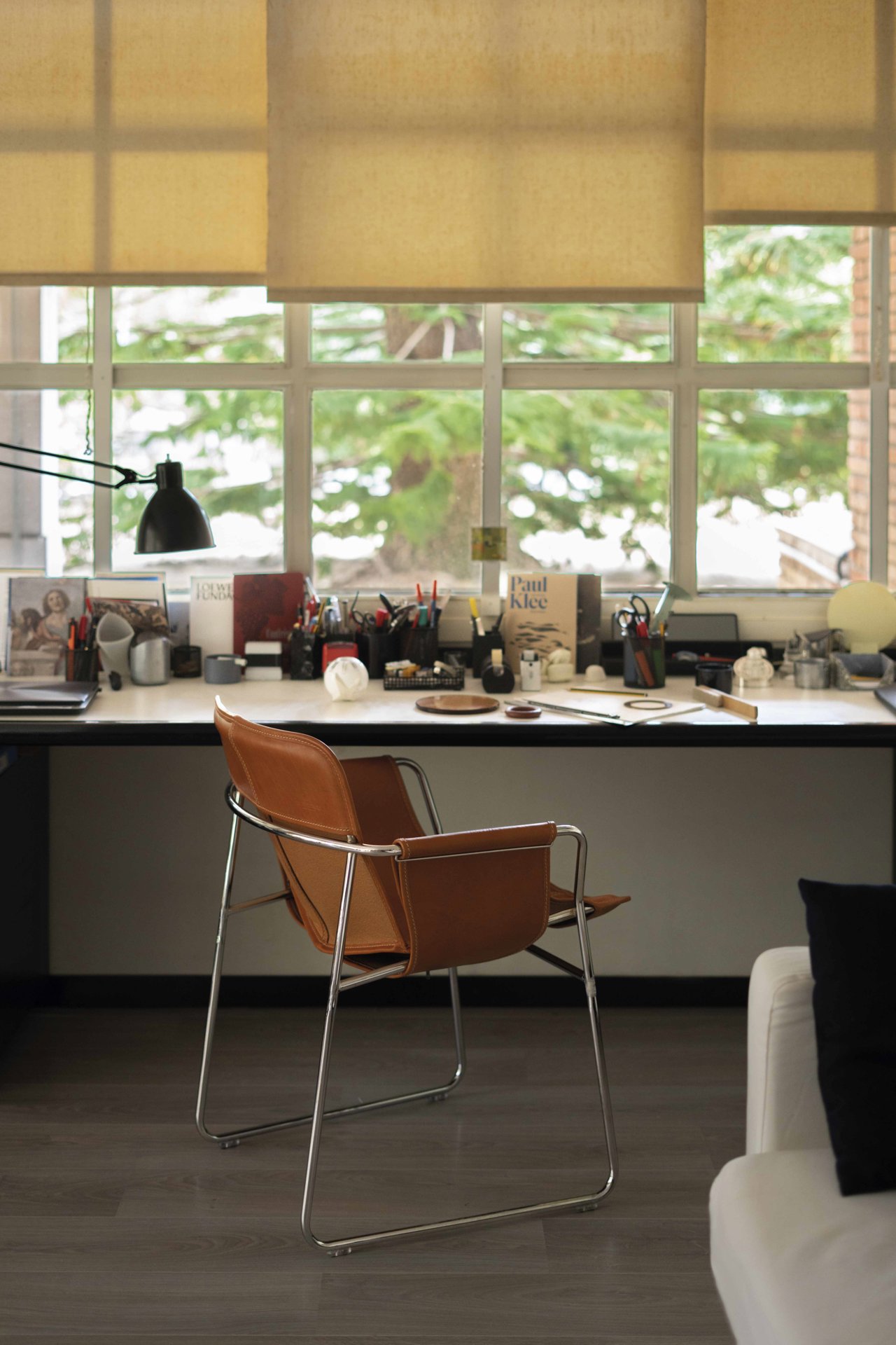 La mesa de trabajo en el estudio del diseñador en Barcelona, un caos controlado donde él sabe el lugar que ocupa cada cosa. 