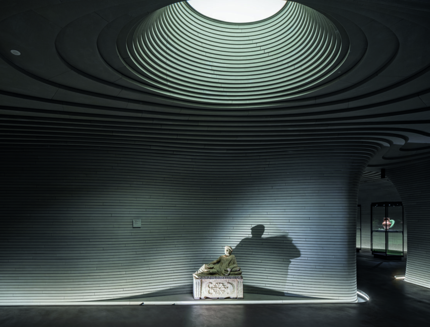 Brutalista, concéntrica y como salida de la película Blade Runner, Santa Maria Goretti se convierte en highlight de la categoría ‘Religión’, en los World Architect Awards. Es obra de Mario Cucinella Architects.