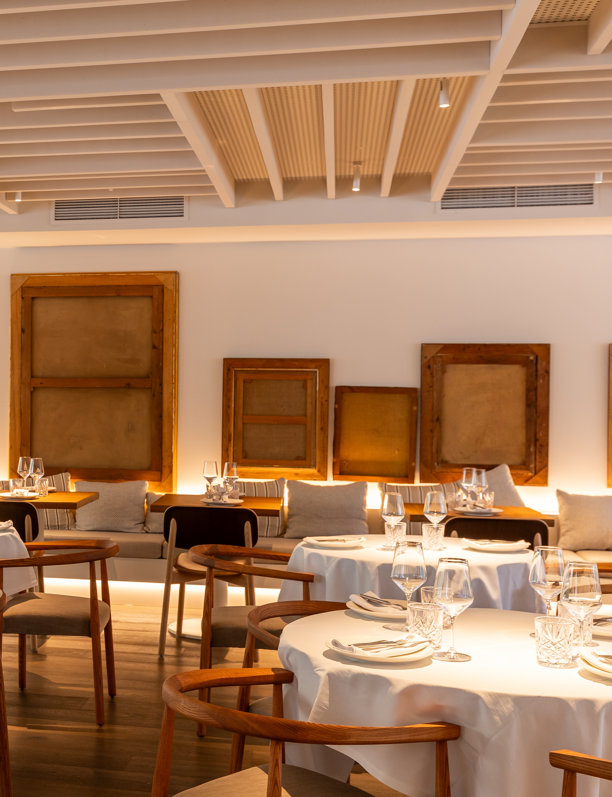 Una caja blanca con suelos de madera oscura: así es Alrevés, el nuevo restaurante de cocina mediterránea 'healthy' en Barcelona