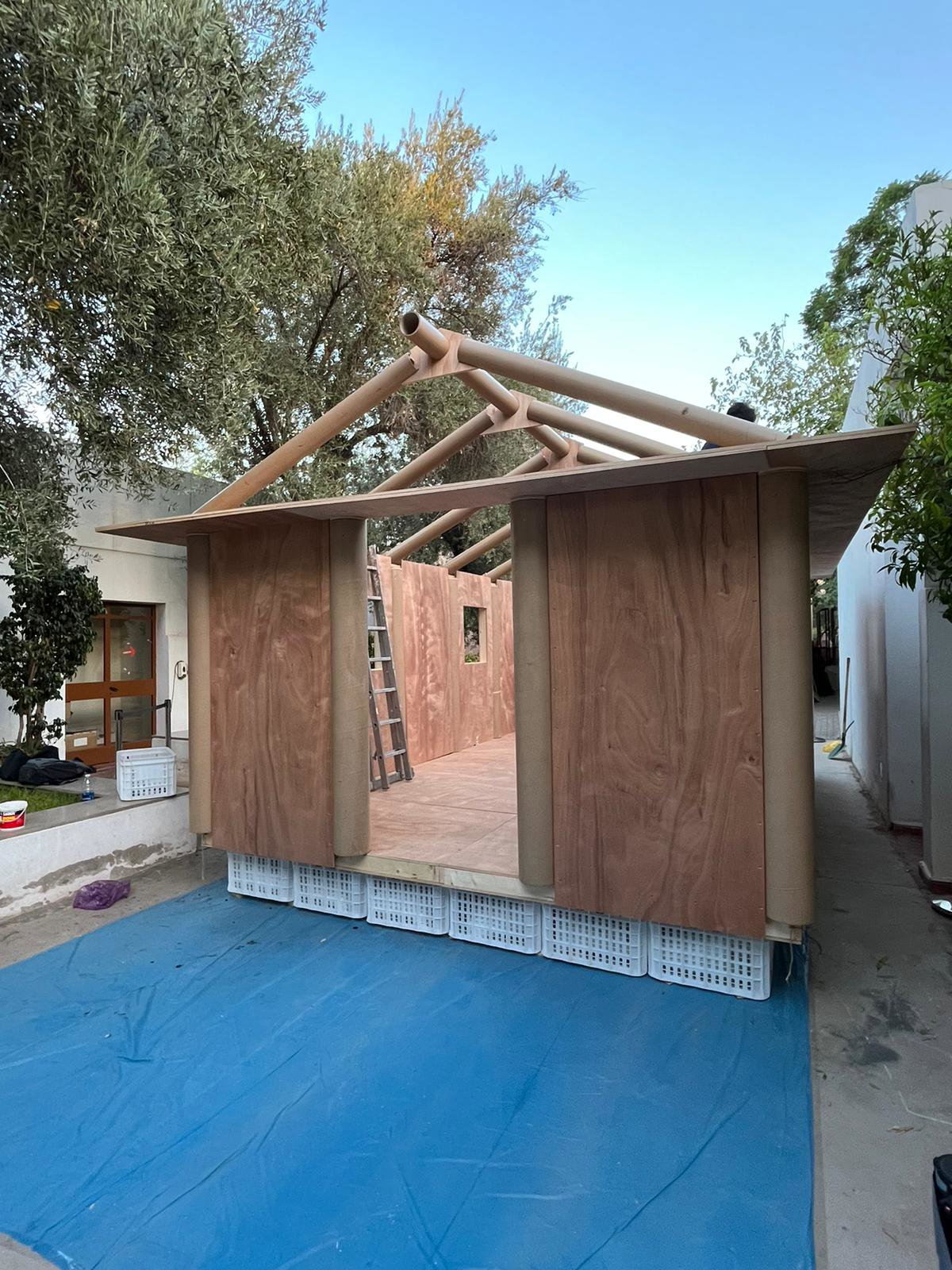 La idea es que los materiales sean asequibles así como reciclables, con un diseño muy sencillo para que cualquiera lo pueda construir.