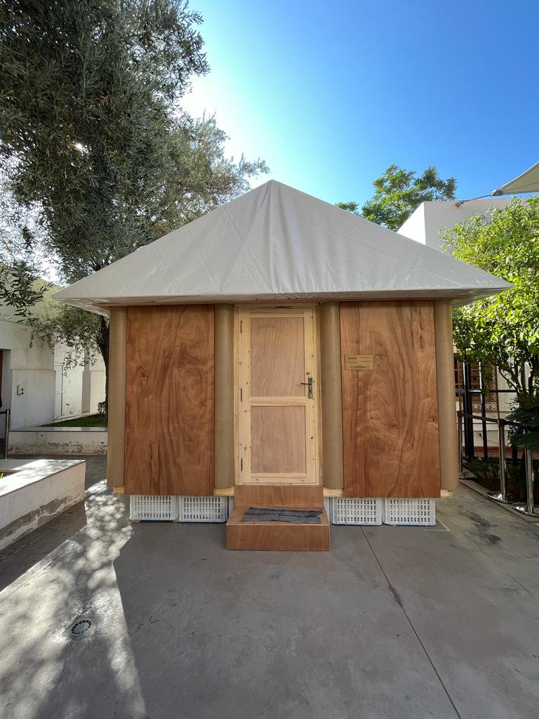 Cimientos de cajas de cerveza recicladas, paneles de contrachapado y tubos de papel para la estructura y una lona en el techo, conforman la arquitectura sencilla de este refugio.
