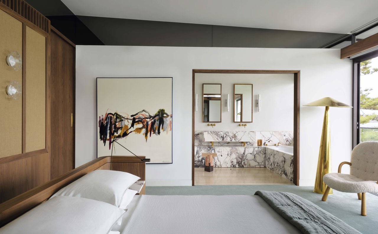 El contraste de materiales y texturas define la decoración del dormitorio en 2024.