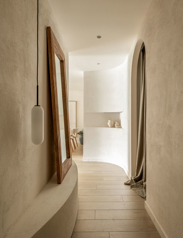 Materiales naturales, formas orgánicas y una calidez única protagonizan el interiorismo de esta acogedora casa en Getxo
