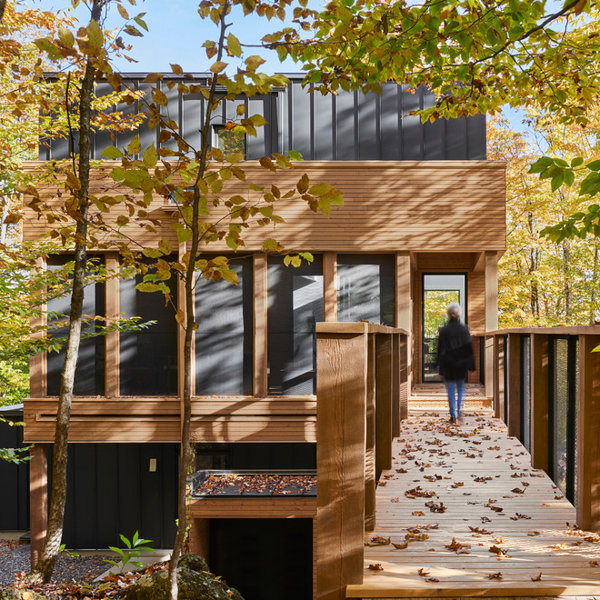Esta modernísima casa familiar camuflada entre colinas y árboles es perfecta para desconectar y recargar las pilas