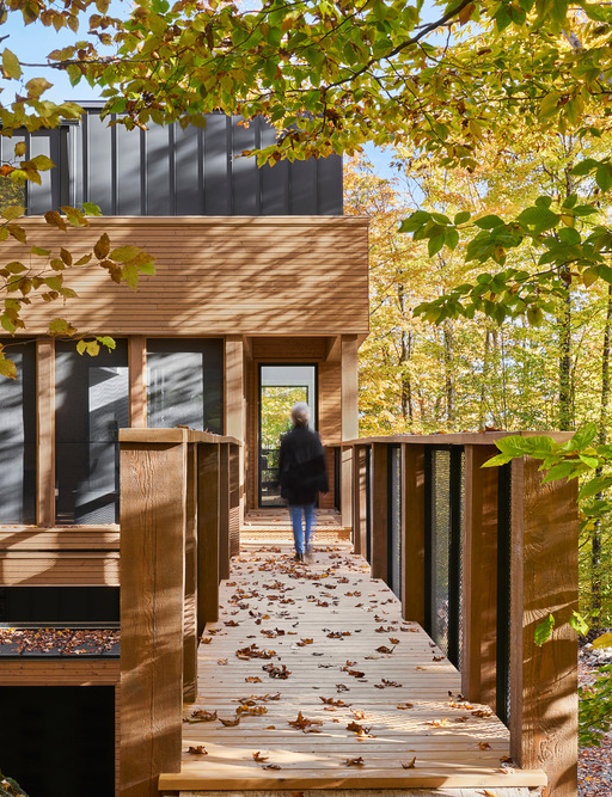 Esta modernísima casa familiar camuflada entre colinas y árboles es perfecta para desconectar y recargar las pilas