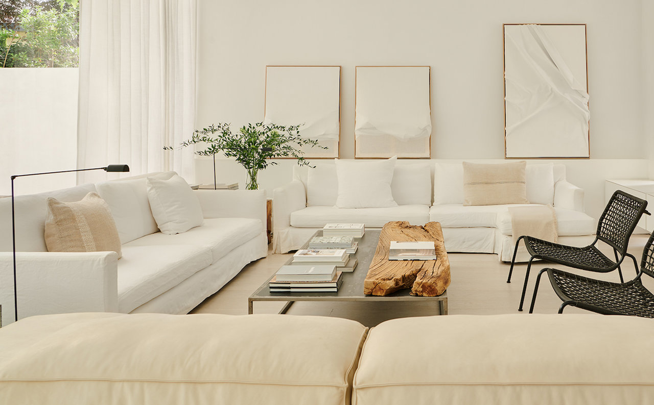 Así es como se combinan y colocan los cojines de un sofá en las casas de Arquitectura y Diseño.