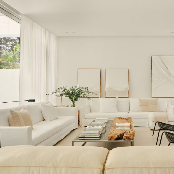 10 formas de combinar y colocar los cojines de un sofá vistas en casas de Arquitectura y Diseño