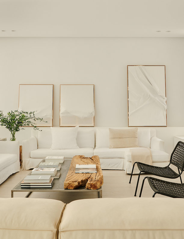 10 formas (Y FOTOS) de combinar y colocar los cojines en el sofá vistos en salones de Arquitectura y Diseño