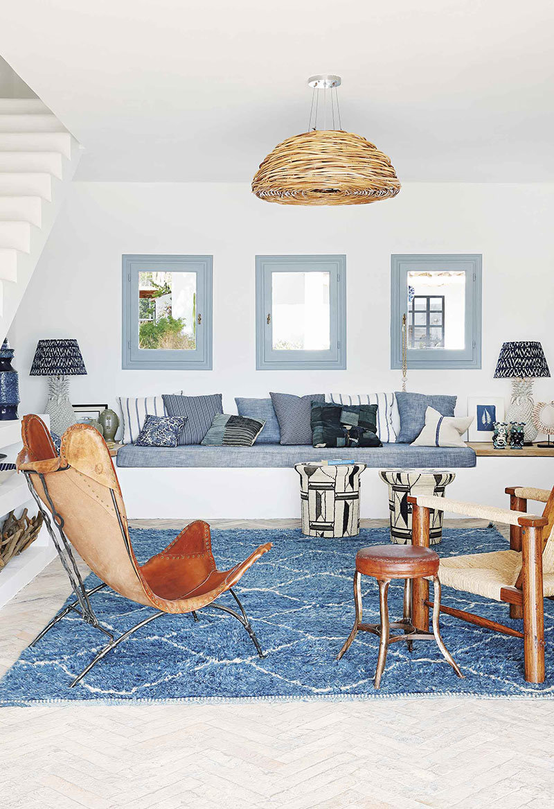 Salon con paredes blancas y cojines en colores azules