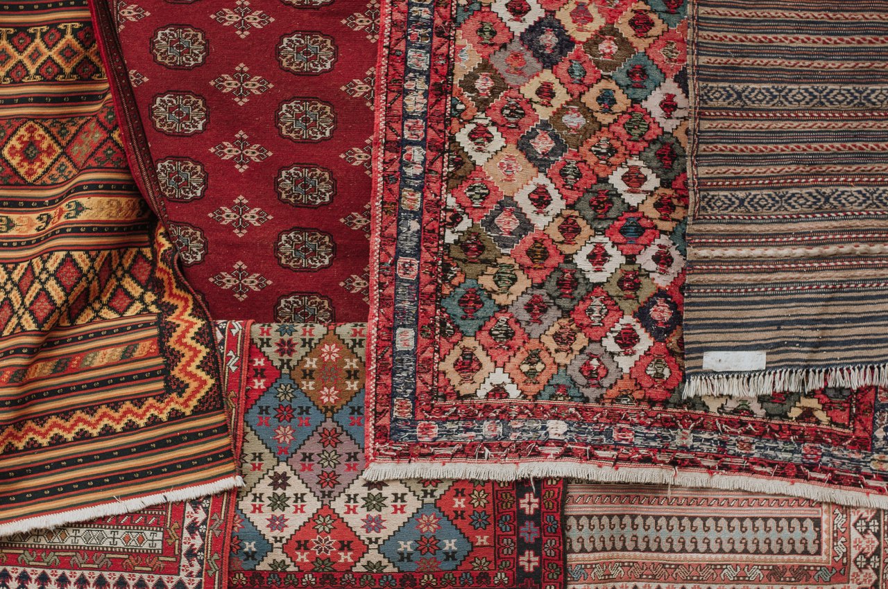 Las alfombras persas y marroquíes se han utilizado siempre como piezas de arte vertical 