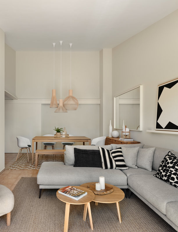 La calidez y los tonos neutros son protagonistas en este apartamento junto al mar en el que se ha aprovechado hasta el último rincón