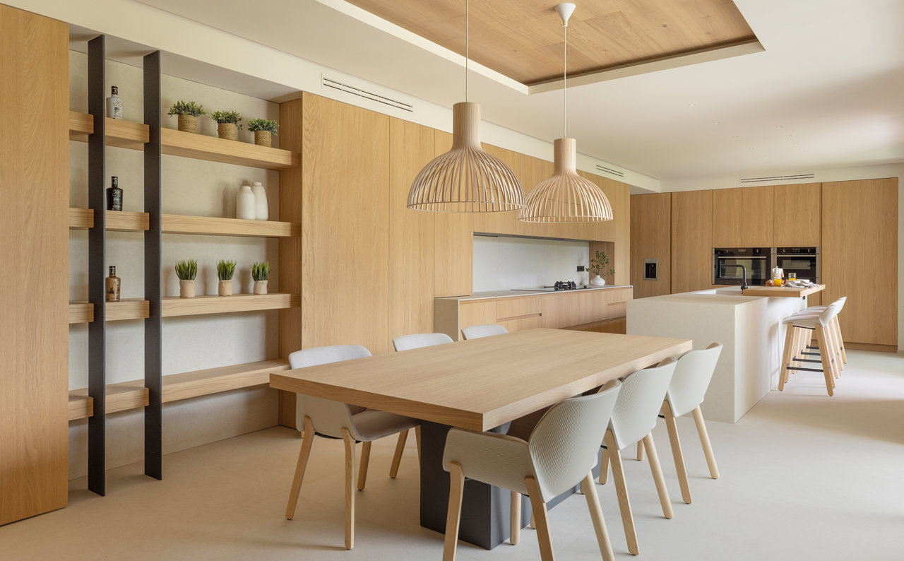 La madera de roble está presente en todas las estancias de la casa dando continuidad al proyecto y creando atmósferas acogedoras.