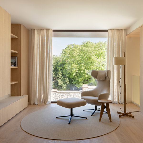 Piedra por fuera y madera por dentro: así es esta espectacular casa diseñada bajo los parámetros del minimalismo cálido