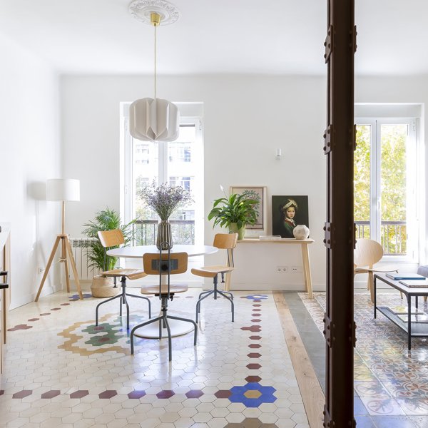 salón viga y suelo baldosa hidráulica