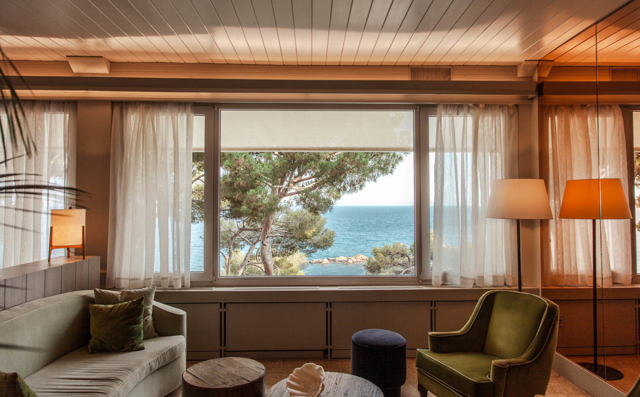 Este hotel en la Costa Brava recrea lo más bello del diseño Mid Century.