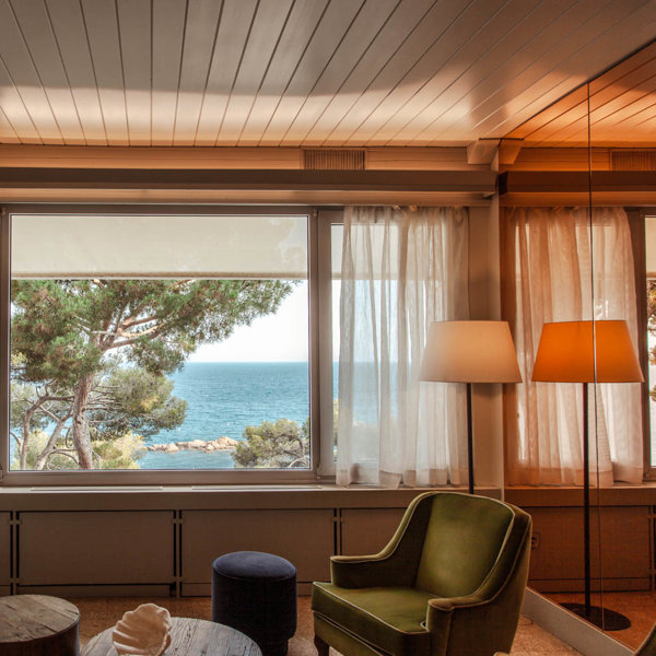 Terciopelo, cuero y maderas nobles se dan cita en este hotel de la Costa Brava de diseño Mid Century