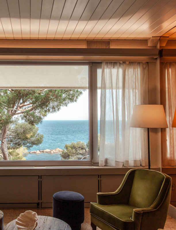 Terciopelo, cuero y maderas nobles se dan cita en este hotel de la Costa Brava de diseño Mid Century