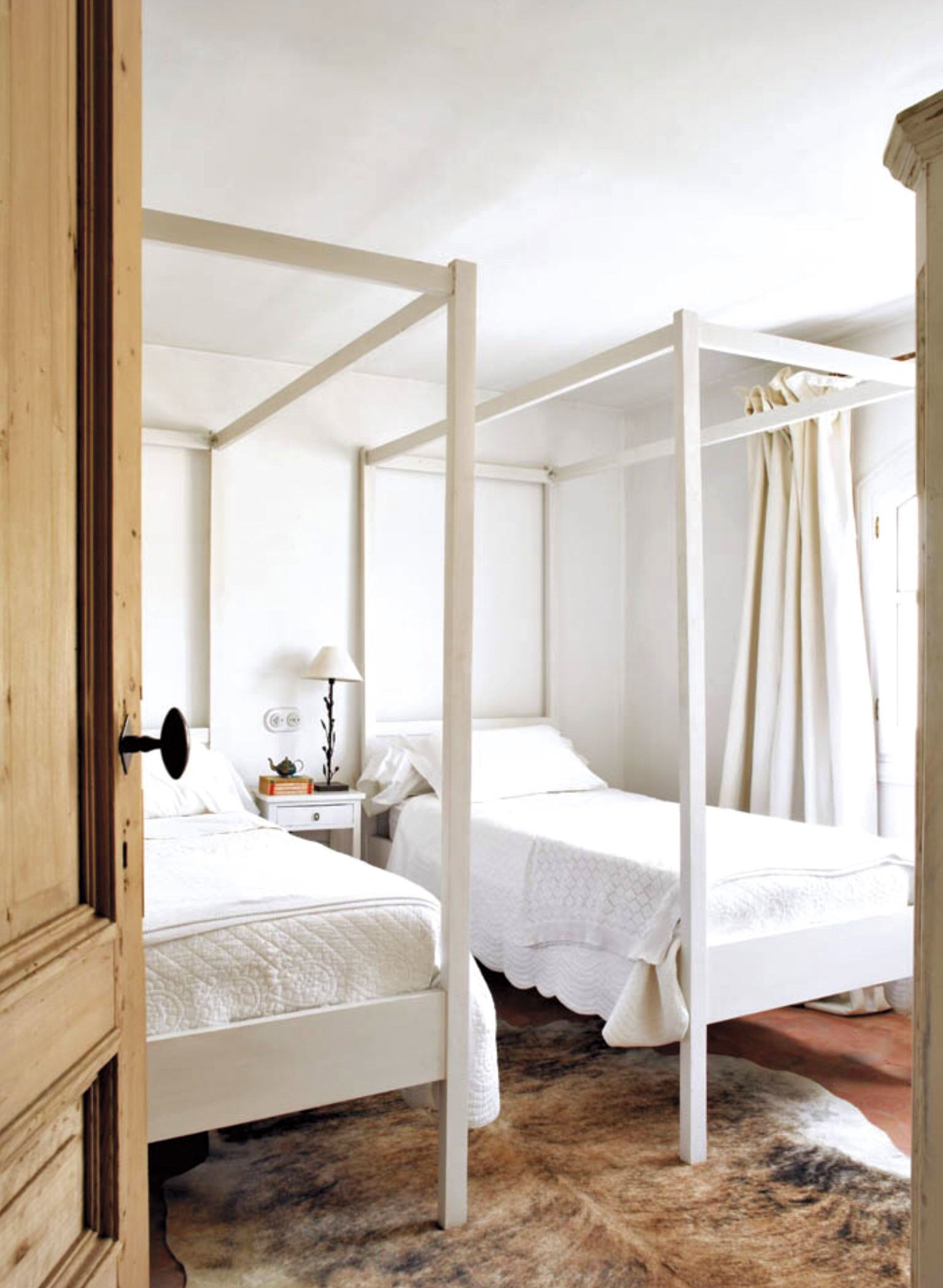 dormitorio doble blanco cama con dosel y alfombra de pelo