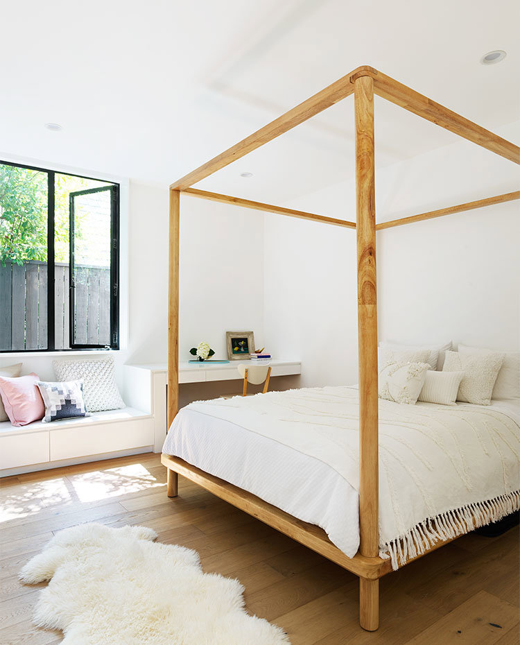 Cuarto de baño con estructura de cama en madera, mobiliario en blanco y rincon de trabajo
