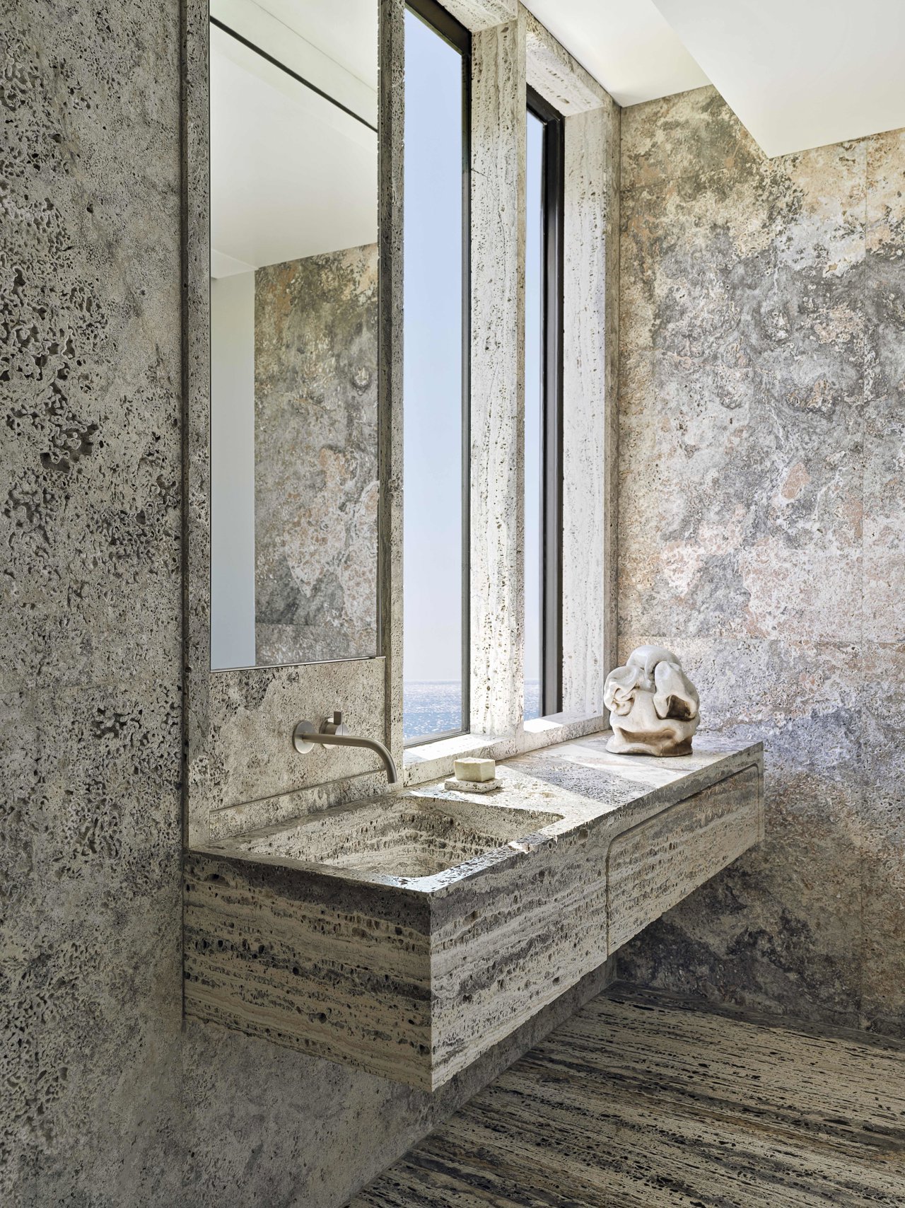 Un baño con total look de mármol travertino. Foto: Stephan Julliard