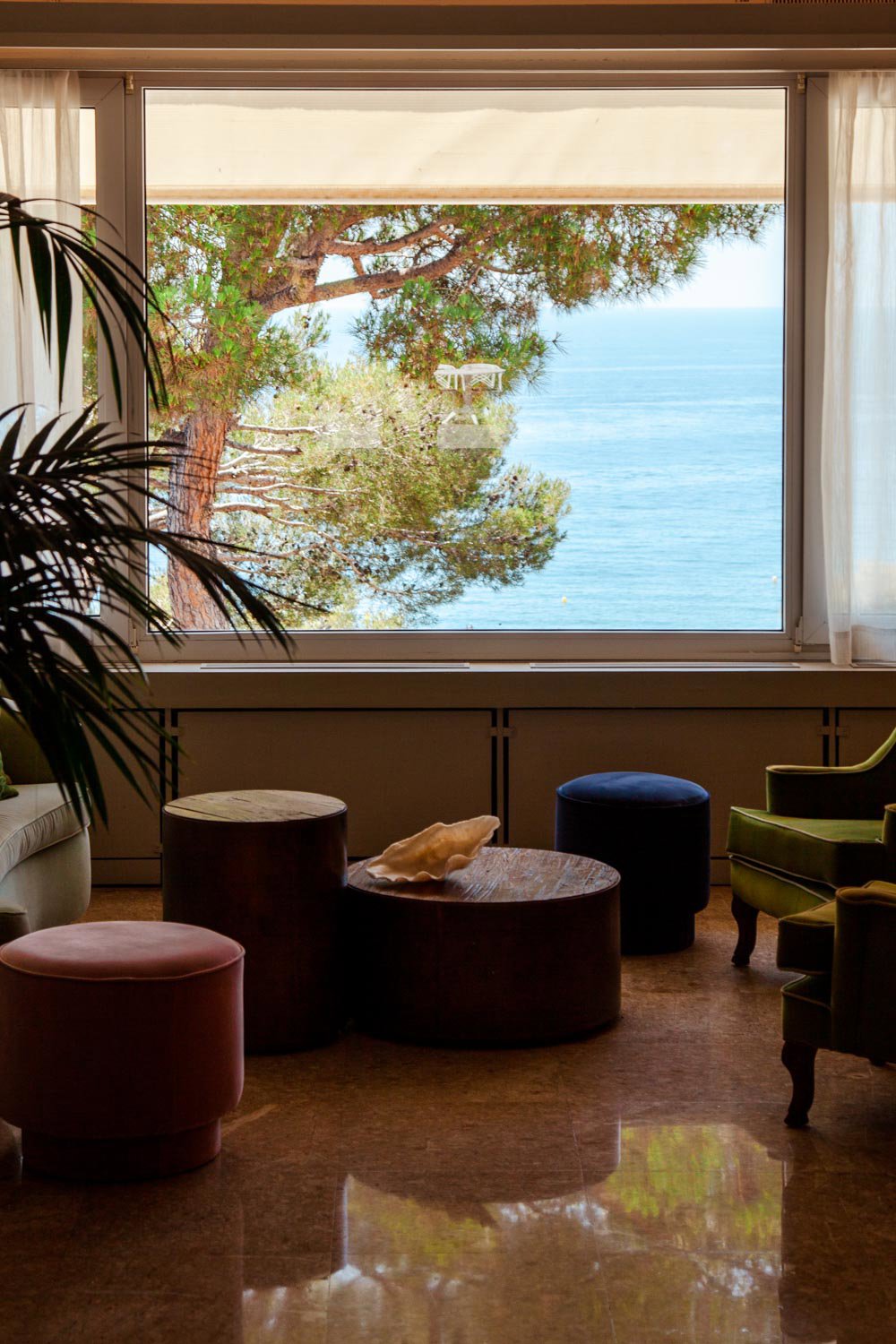 El hotel ofrece vistas al mar