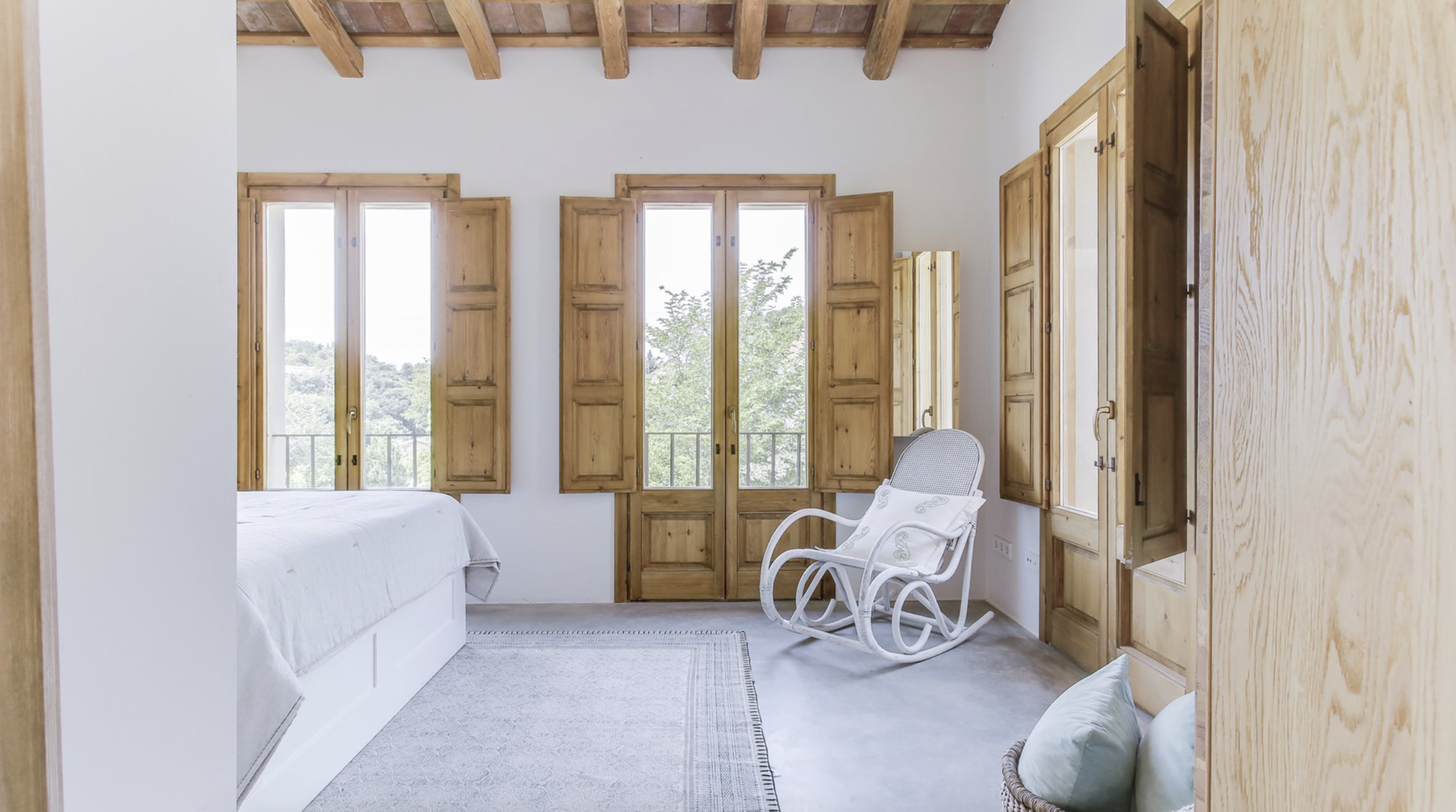 Dormitorio  en gris con carpintería y techos de madera.