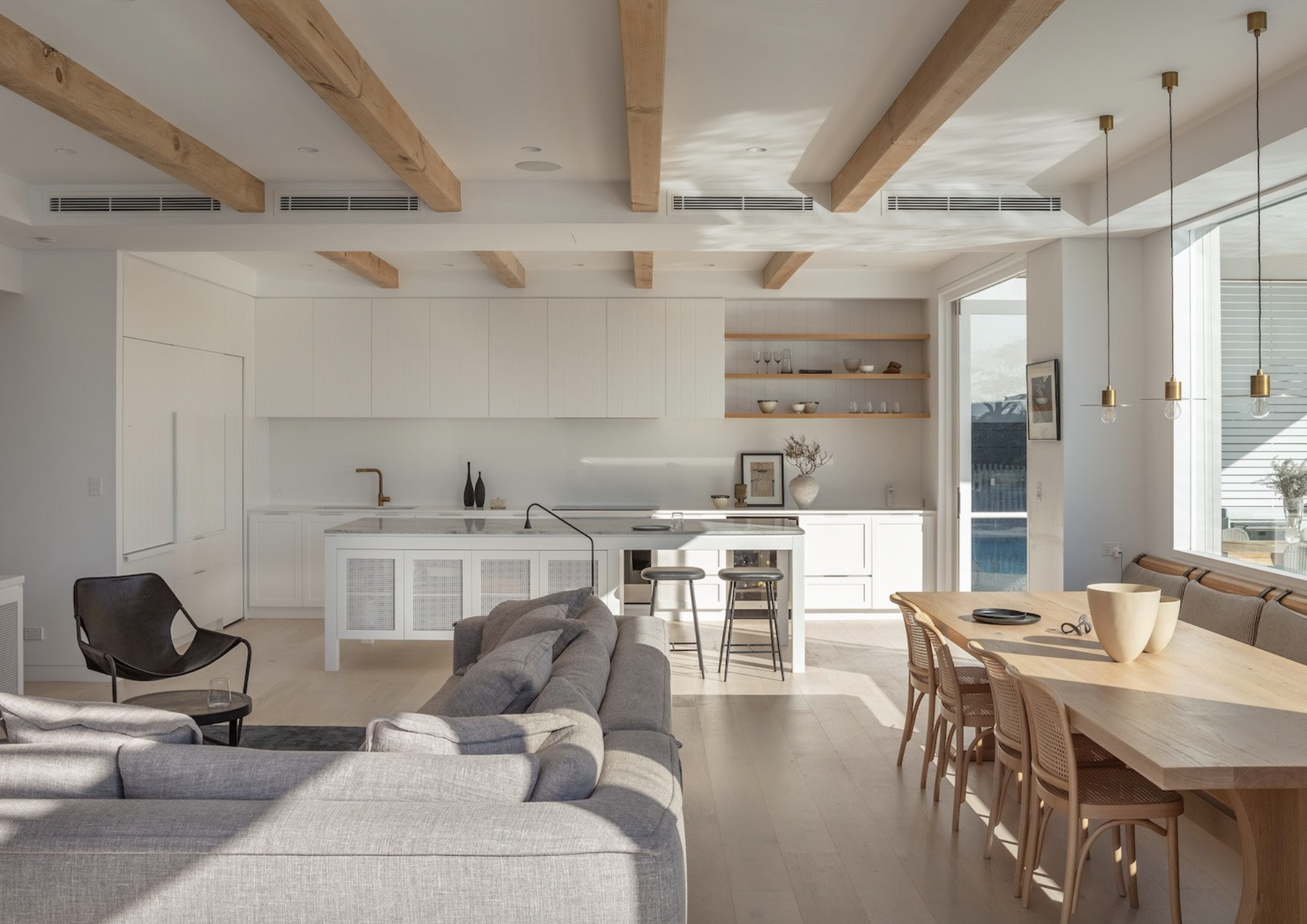 Salón con cocina y comedor abiertos. 