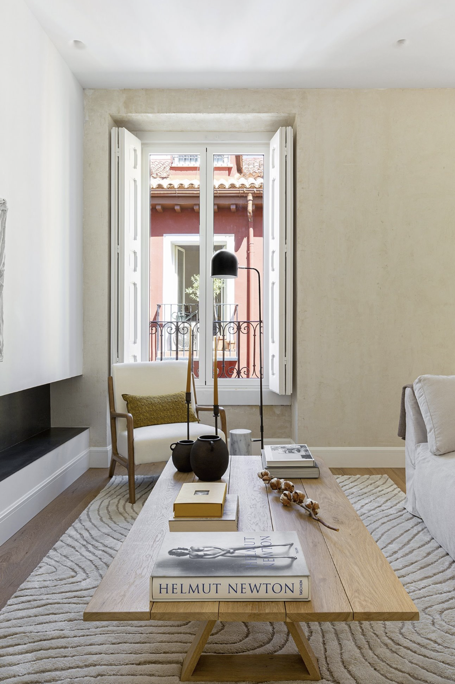 Salón con balcón con contraventanas.