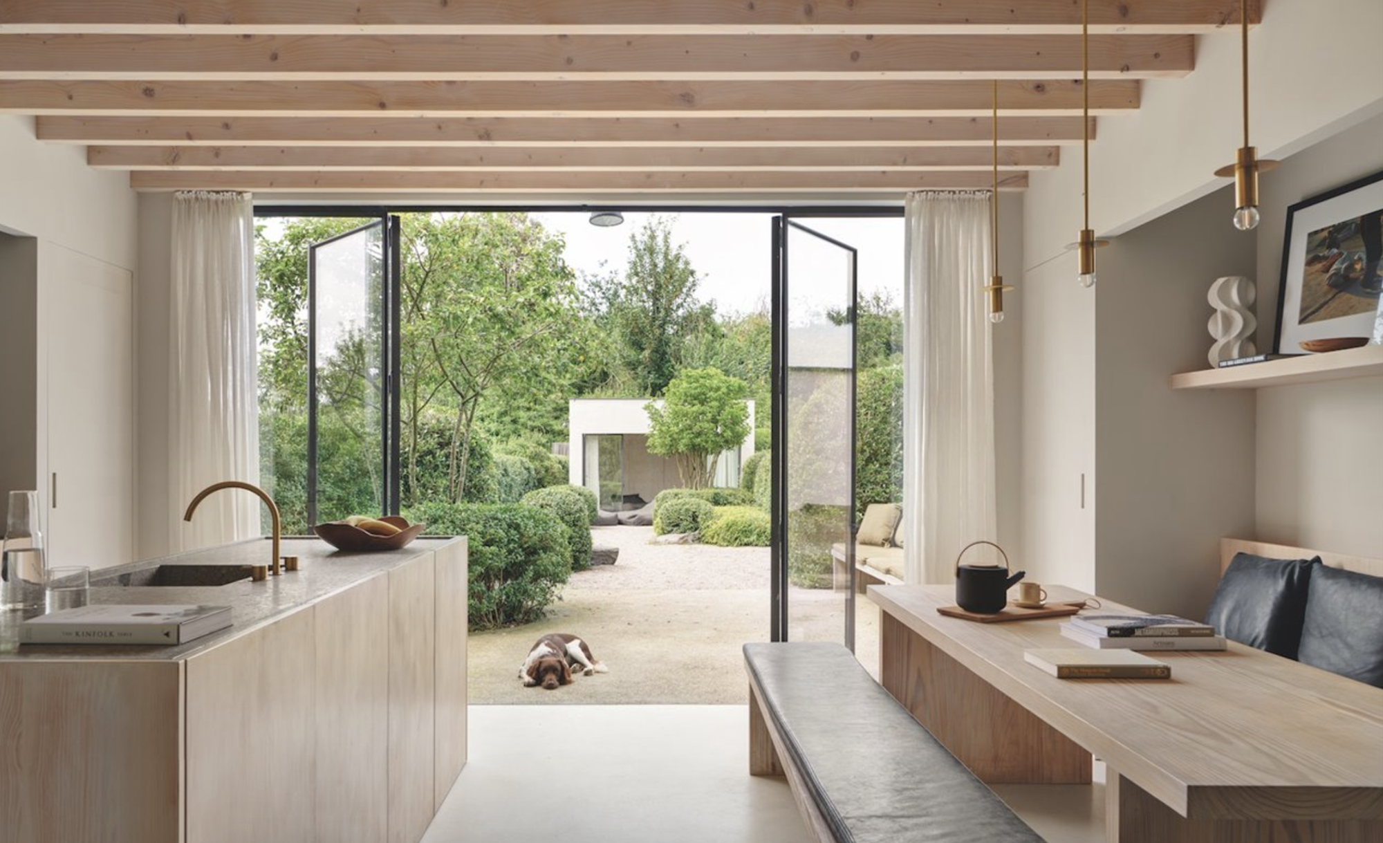 Cocina de madera con office. 