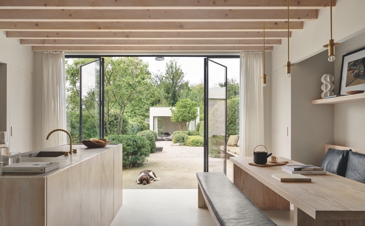 Una antigua casa holandesa que se abre completamente al exterior y la luz.