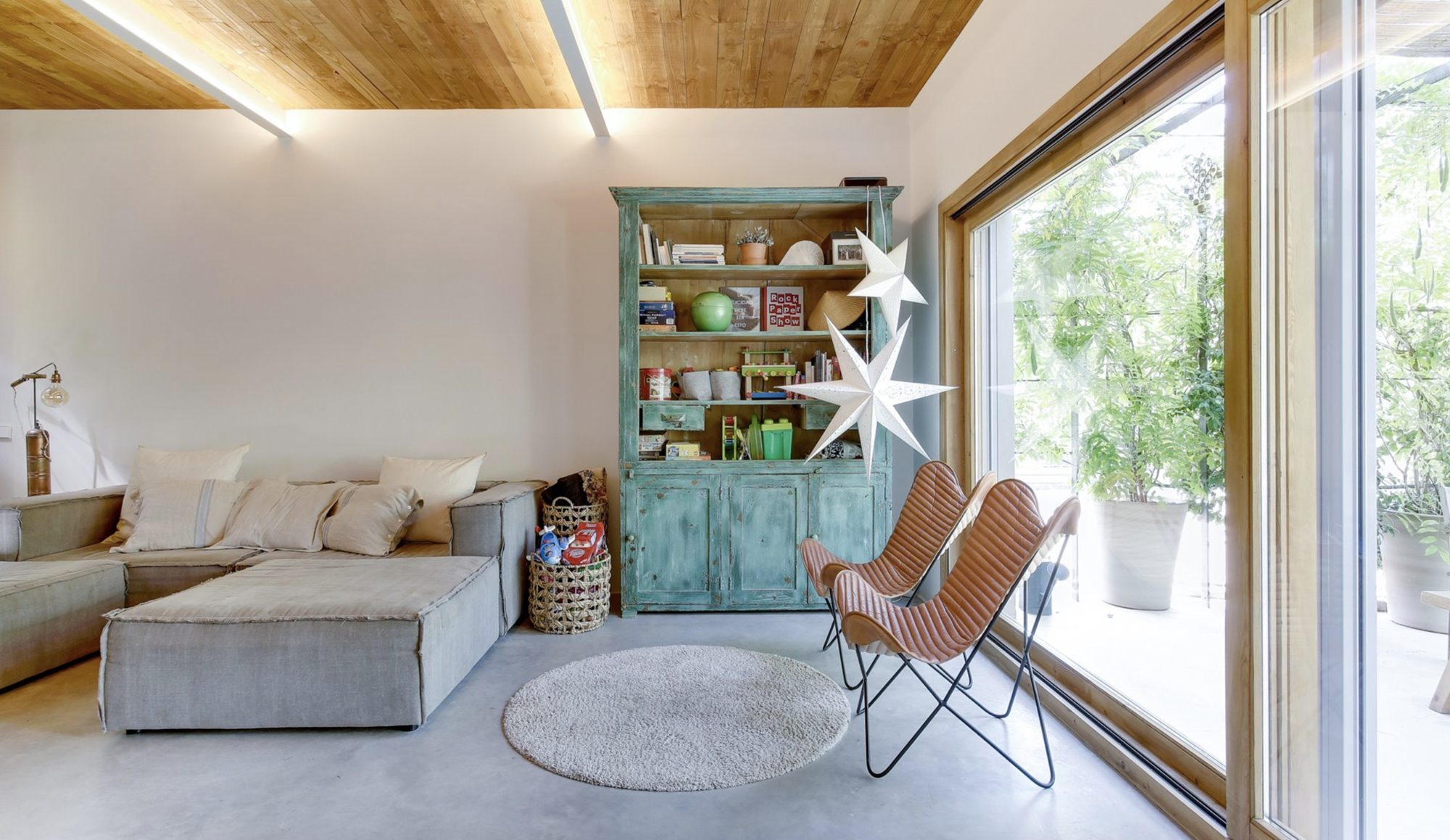 Salón con sofá modular y gran ventanal
