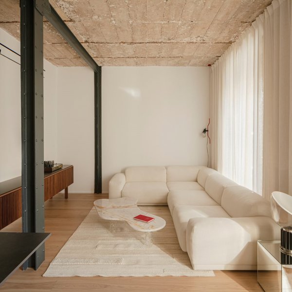 10 salones pequeños que parecen grandes gracias al color, soluciones a medida y mucho ingenio